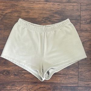Aritzia TNA Cozy Fleece Boyfriend Short